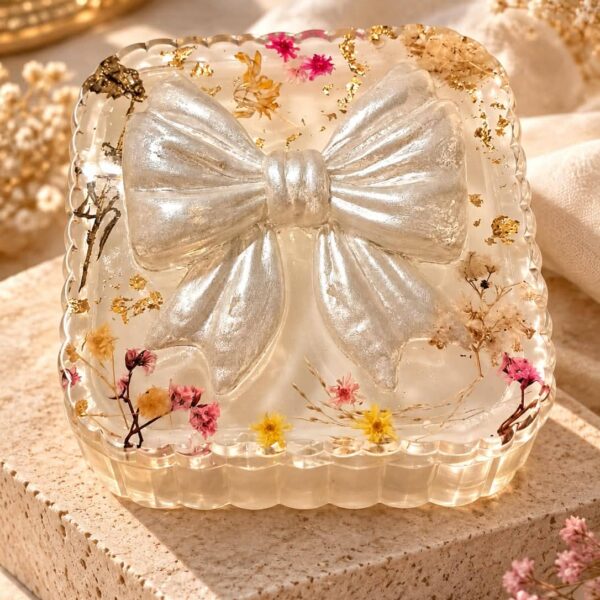 Boîte à bijoux carrée – Fleurs séchées et nœud nacré